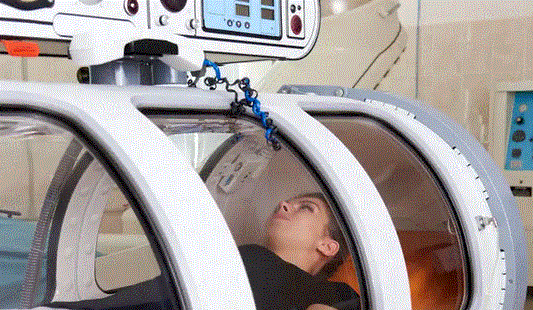 Personal Health Care woman lay down inside a hyperbaric chamber for oxygen therapyde