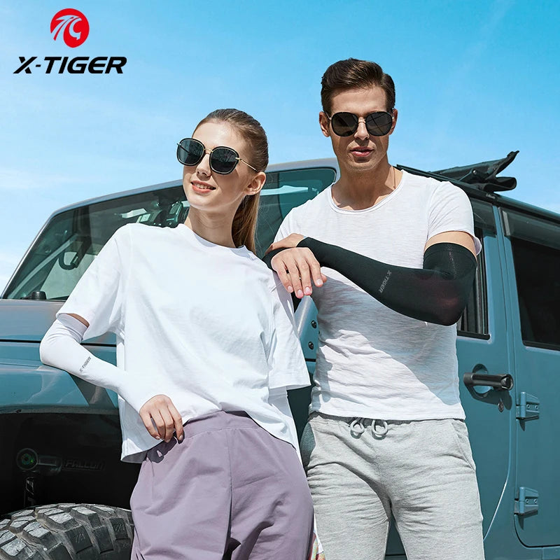 Fitness Unisex TIGER Cycling Arm Sleeves Anti-UV Black and White Colour shown wear by a couple in front of a Blue JEEP