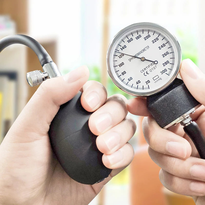 Medical supplies & Equipment Stethoscope Manual Blood Pressure Monitor Sphygmomanometer Detail picture of the pressure gauge and gasbag