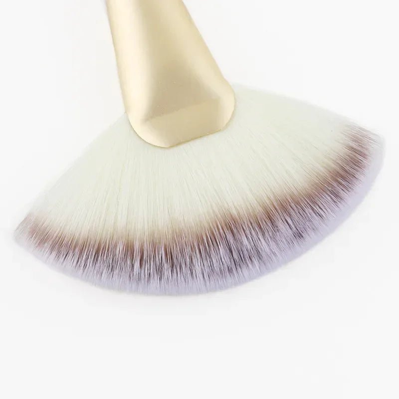 Wellness Fan-Shaped Makeup Brush Picture Tips of the brush bristles