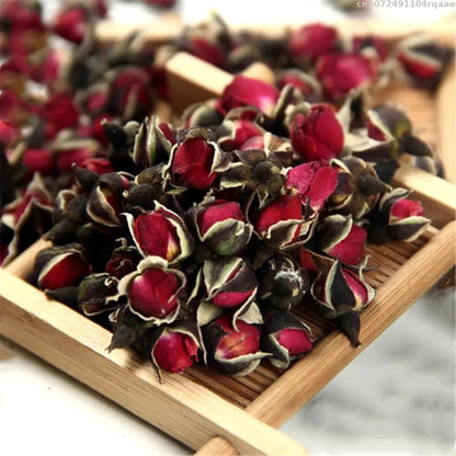 Wellness Natural Dried Rose Red Flower buds Place on a tray in a wooden frame with a base made of small bamboo reeds.